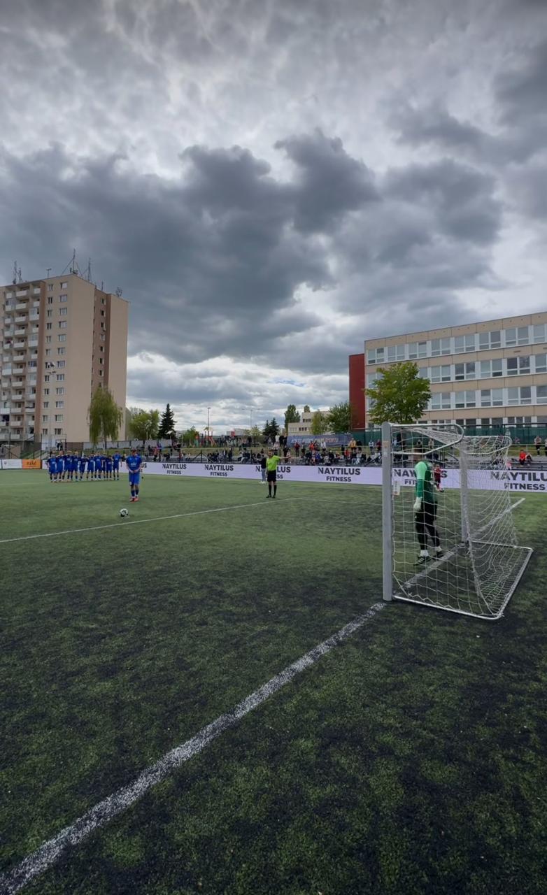 Futbalový zápas s LED perimetrom